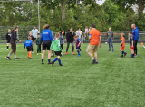 Laatste training S.K.N.W.K. JO7-1 (partijtje tegen de ouders) van maandag 27 mei 2024 (27/180)